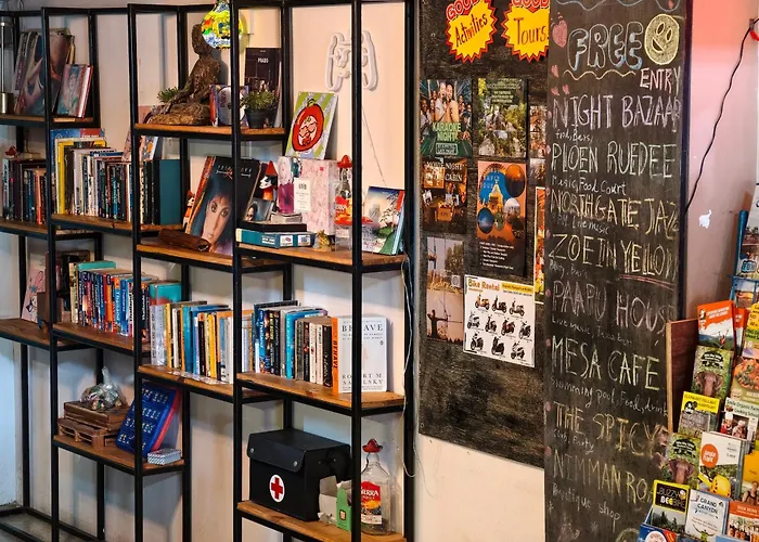 The Cabin Backpackers Hostel & Bar เชียงใหม่
